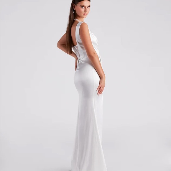 Beautiful white corset gown - Picture 8 of 10
